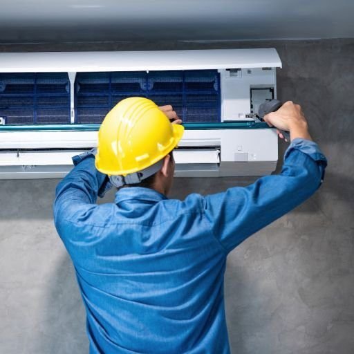 Técnico realizando manutenção de ar-condicionado comercial dentro do PMOC