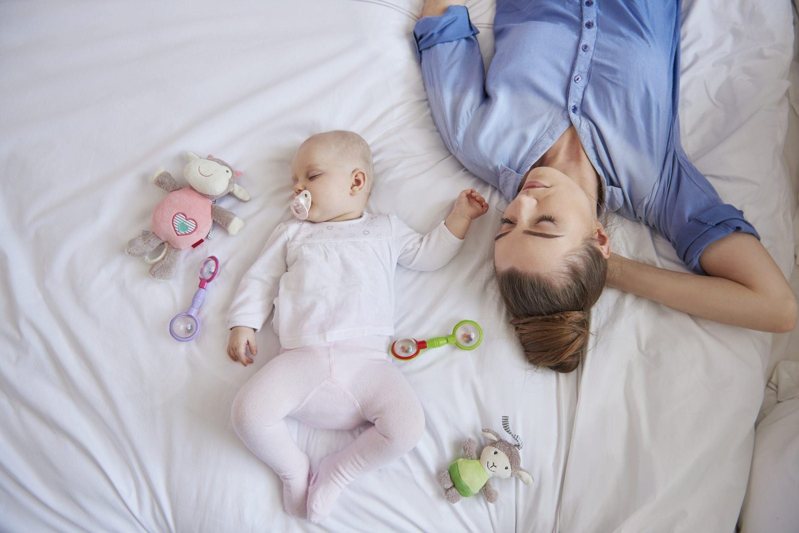 Mãe descansando com o filho em um quarto climatizado com ar limpo